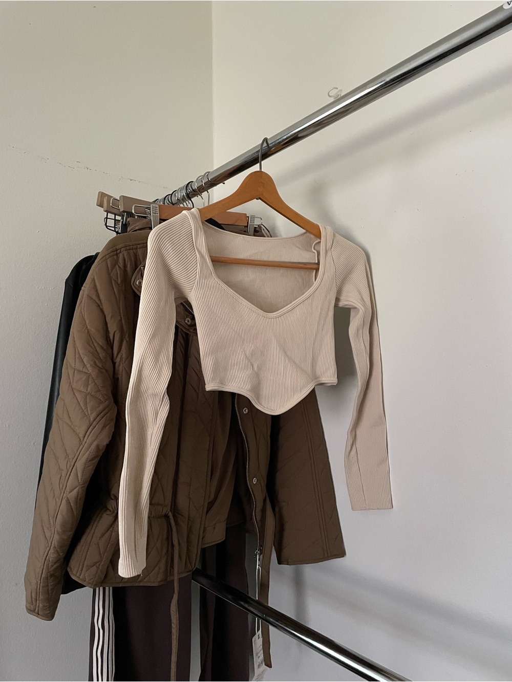 3/$15 Urban Outfitters Ribbed Long-Sleeve Cropped V-Neck Top in Cream